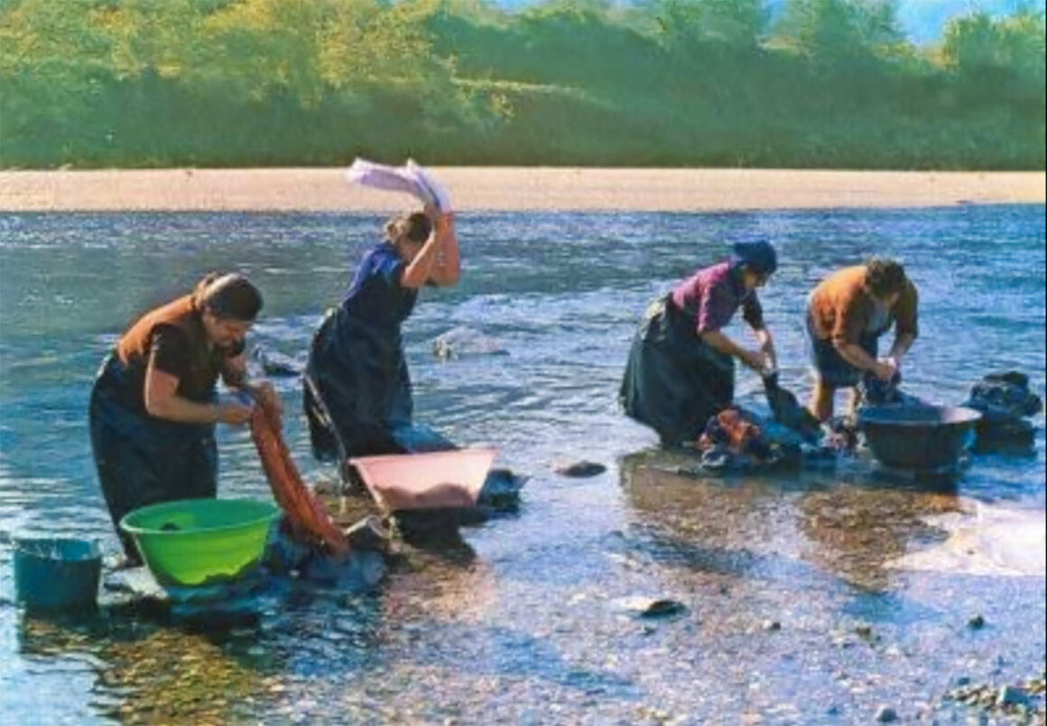 No século XIX e início do XX, lavadeiras lavavam roupas em rios ou tanques públicos e as transportavam a pé, em longas jornadas.