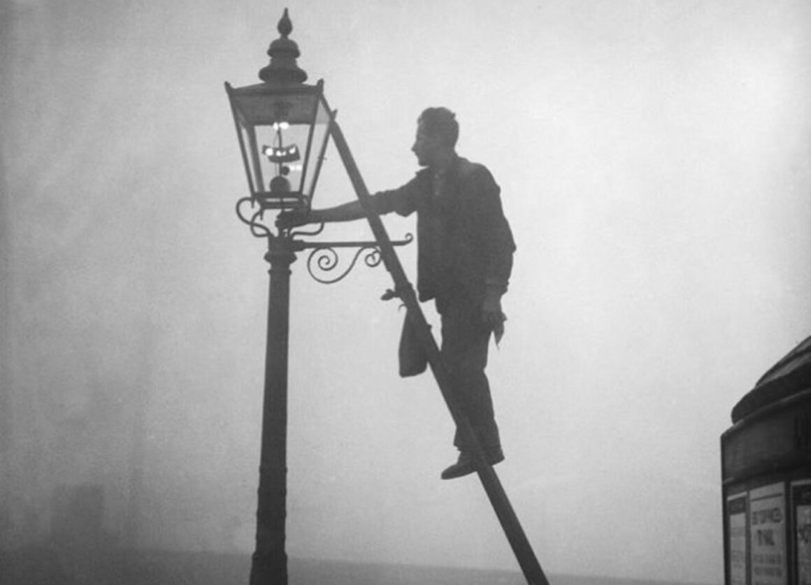 Até os anos 1930, acendedores de postes usavam escadas ou varas com fogo para acender manualmente os lampiões a gás nas ruas, antes da chegada da luz elétrica.