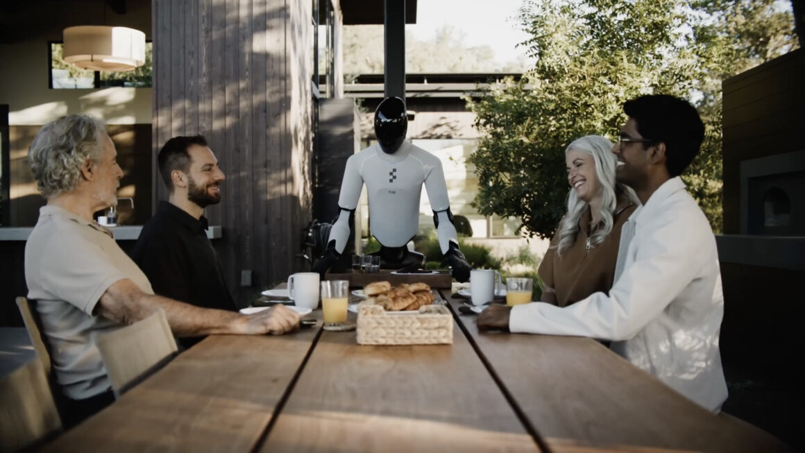 Figure 03 carregando bandeja de comida e bebida em teste de afazeres diários