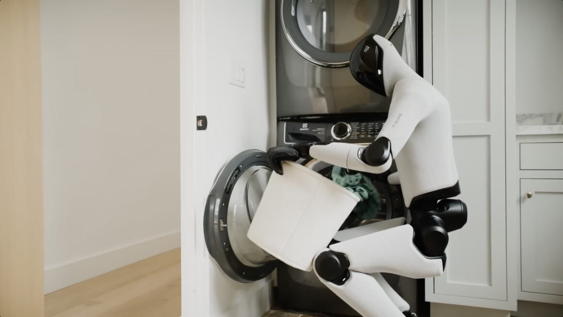 Figure em teste real diário colocando roupa pra lavar.