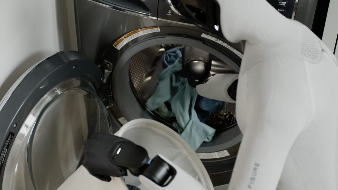 Figure em teste real diário colocando roupa pra lavar.