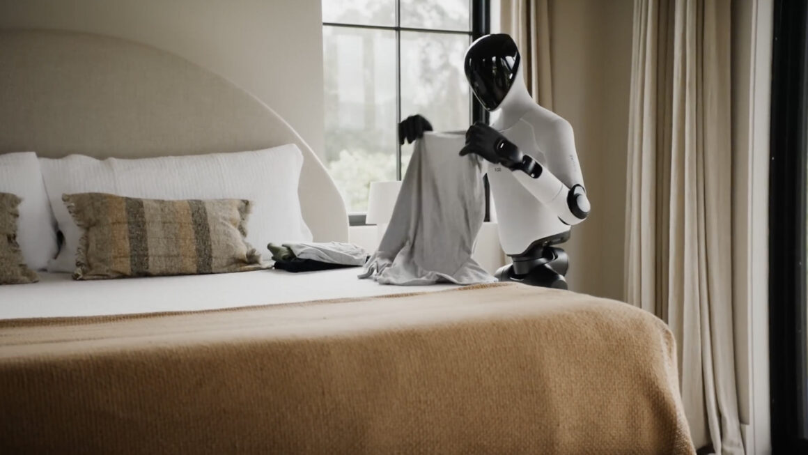 Figure em teste de dobrar roupa e guardar